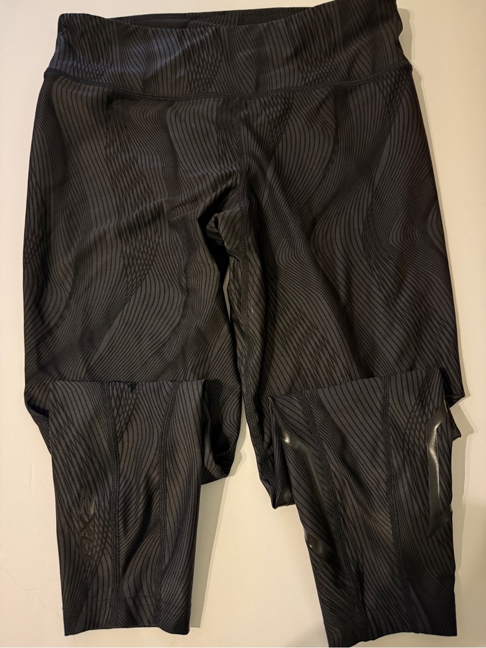 2XU Black Gray Striped Print Compression Capri Leggings M
